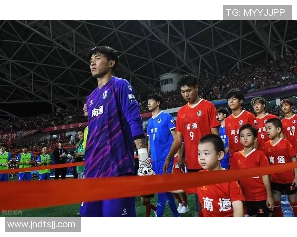 喜欢穿中足球袜的球星们展现独特个性与比赛风格的魅力 喜欢穿中足球袜的球星们展现独特个性与比赛风格的魅力