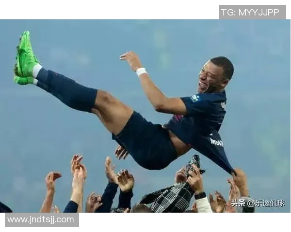 足坛震惊大牌球星疑似当众顺手牵羊偷走比赛用足球