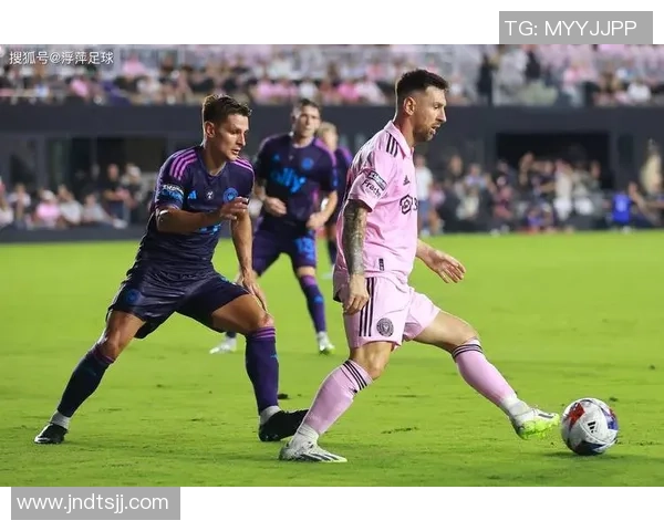 足球天才绝技集锦解析 球场上最震撼的技巧与精彩瞬间